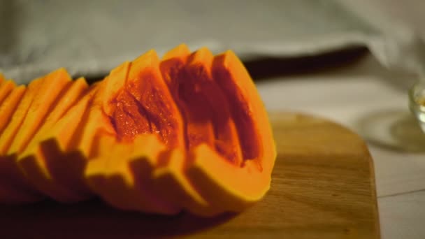 Trozos de calabaza cruda. Corta la especia de calabaza. Hortalizas en rodajas — Vídeos de Stock