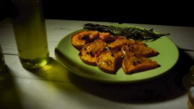 Ayrıca aromatik otlar pişmiş kabak. Biberiye bitki kabak dilimleri ile