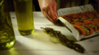 Fırında kabak kagit üzerinde baharatlar ile dilim. Taze pişmiş kabak