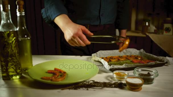 Chef poner rebanada de calabaza al horno en el plato. Plato de verduras al horno en cocina rústica — Vídeos de Stock