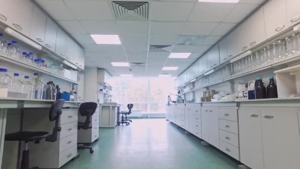 Wetenschap laboratorium kamer. Lege science lab kamer. Wetenschap laboratorium interieur — Stockvideo