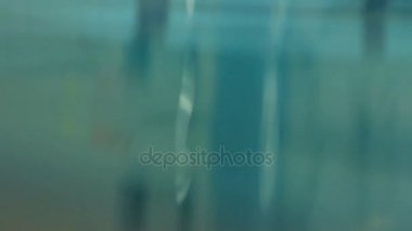 Mavi su yüzeyi bir yüzme havuzunda. Dalga arka plan mavi