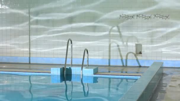反映了光滑墙壁上的一个游泳池的水 — 图库视频影像