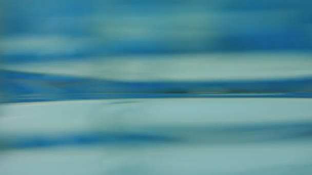 Абстрактный водный фон. Голубая волна. Крупный план гладкой поверхности воды — стоковое видео