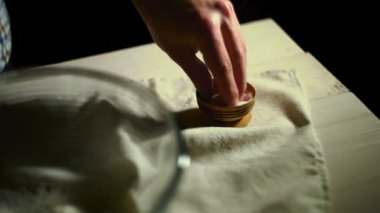 Şef el cam kase tuz serpme. Şef baharat gıda