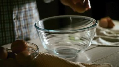 Adam el kırma tavuk yumurta. Şef kırma yumurta. Yemek yemek