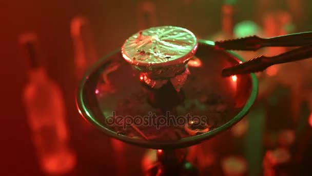 Vrouwelijke handen Neem hete kolen met metalen pincet voor waterpijp. Shisha bar — Stockvideo