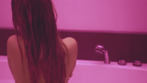 Szexi nő a fürdőszobában. Hosszú hajú nő meztelen veszi fürdő — Stock videók