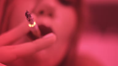 Seksi kadın dudaklar sigara. Seksi kadın Sigara İçilmeyen. Kadın Sigara