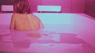 Çıplak kadın süt banyosu içinde düşer. Süt banyosu seksi kız. Banyo seksi kadın