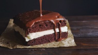 Çikolatalı kek üzerine krema. Ev yapımı tatlı dökme çikolata sır