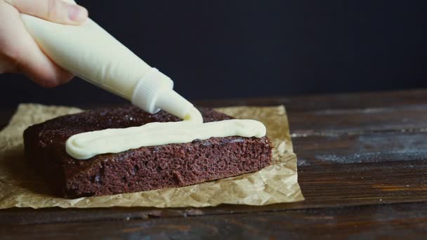 Kocken att göra tårta. Kocken dekorera tårta med Sprits. Gräddtårta — Stockvideo