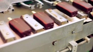 Gıda üretim hattı. Gıda fabrikası. Çikolatalı dondurma üretim hattında
