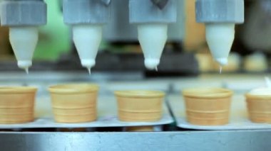 Dondurma waffle koni içinde dökme. Gıda fabrikası'nda otomatik üretim hattı
