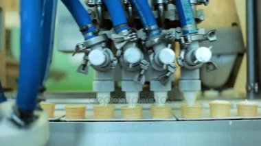 Gıda işleme ekipmanları. Gözleme külah dondurma ile doldurma. Üretim hattı