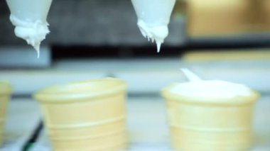 Otomatik üretim hattı. Dondurma Fabrikası'nda gözleme Kupası'nda dökme closeup