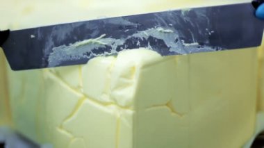 Kesme gıda içerikler. Bıçak kesim tereyağı blok. Margarin tereyağı kesmek