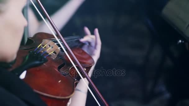 Violinista donna che suona il violino. Un violinista che suona musica. Donna suonare il violino — Video Stock