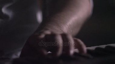 El piyano. Erkek el piyano çalarım. Müzik aleti çalmaya