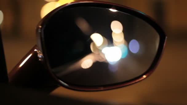 Cidade noturna no espelho retrovisor do carro. Luzes de rua reflectoras. Espelho de automóvel — Vídeo de Stock