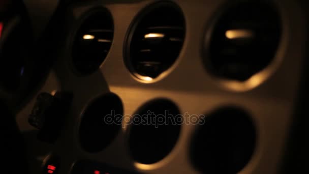 Вентиляційні отвори на приладовій панелі алюмінієвого автомобіля. Відбивач повітря в автомобільній консолі — стокове відео