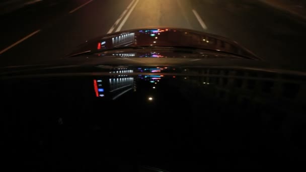 Pouliční osvětlení na kapotu auta. Odrazy světla na auto sklo a kapuce — Stock video
