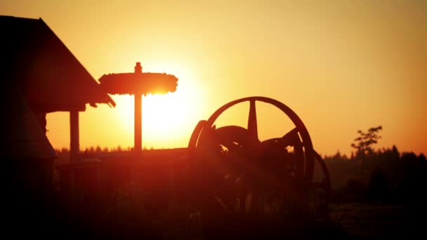 Тімелапс ранкового сходу сонця на сільському тлі. Сонце сходить у селі — стокове відео
