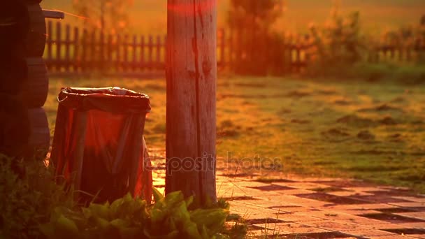农村村庄的房子里美丽的 sundawn。在村子里的早晨日出景观 — 图库视频影像