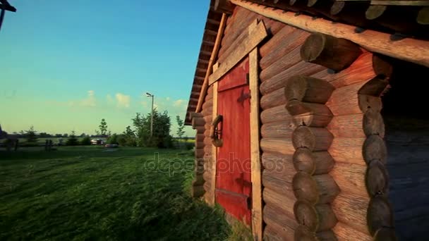 Vidéki ház a falu táj. Panorámás kilátás nyílik a Tájház és a szélmalom — Stock videók