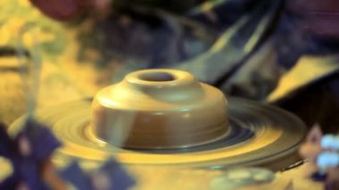 Potter kil yemekleri yapmak. Potters tekerlek üzerinde çalışan usta eller