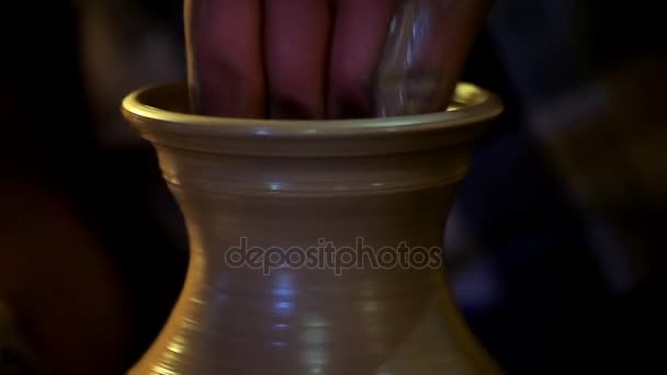 Mãos masculinas formando pescoço jarro de argila. Pratos de cerâmica na roda de oleiro — Vídeo de Stock
