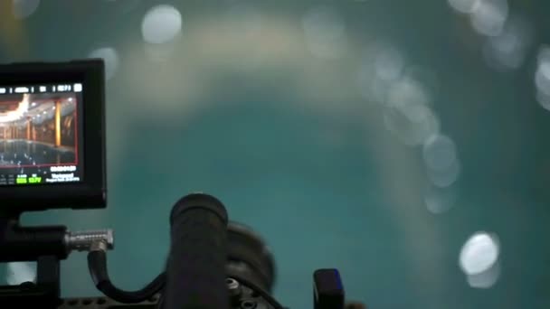 Câmera de vídeo monitor externo. Câmera gravando uma piscina no escuro — Vídeo de Stock