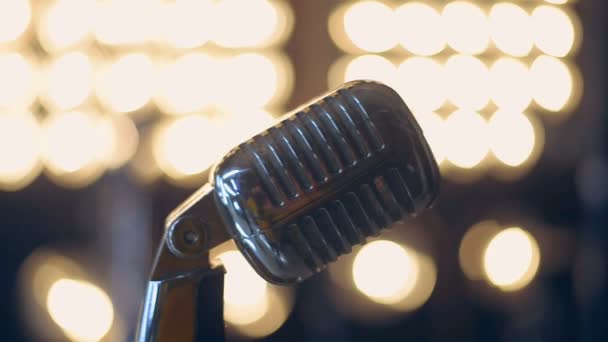 Retro mikrofon fáze. Zblízka vintage mikrofon na jevišti — Stock video