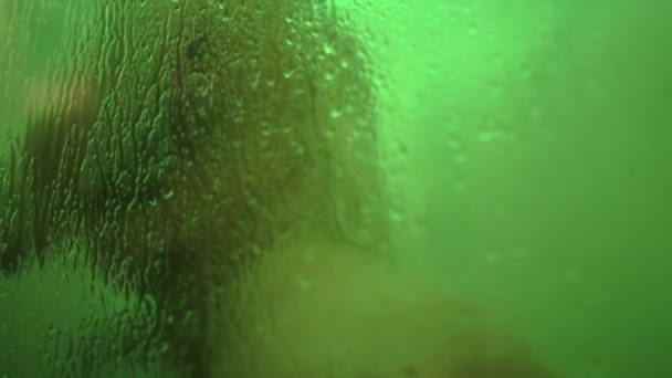 ผู้หญิงเซ็กซี่เงาอยู่หลังกระจกเปียก สีลูเอทสาวเปลือย ผู้หญิงเปลือย — วีดีโอสต็อก