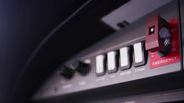 Panel de control plano. Interruptores en la cabina del avión. Botón rojo de emergencia en la cabina — Vídeos de Stock