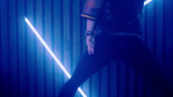 Žena třese prdel v nočním klubu. Ženy tančí disko světlé pozadí — Stock video