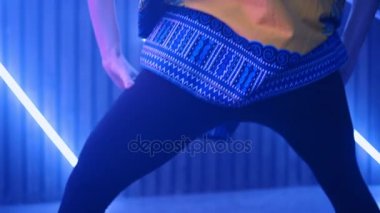 Kadın dans kulübü. Floresan ışık arka dans seksi kadın. Gece hayatı
