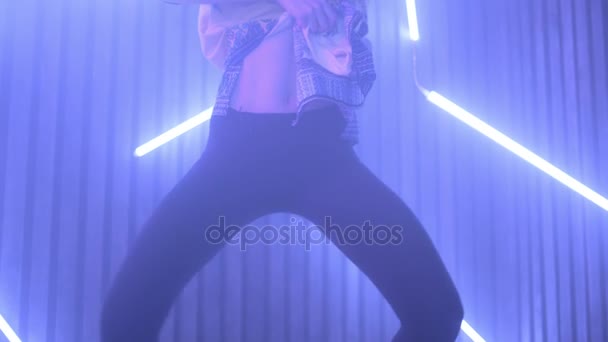 Chica bailando sobre fondo de luz fluorescente. Sexy mujer bailando en el club de baile — Vídeos de Stock