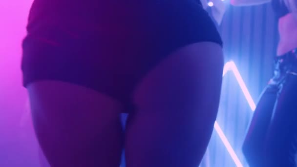 Sexy woman ass dancing at disco party. Girl dancing at night club. Sexy hips — Stock videók