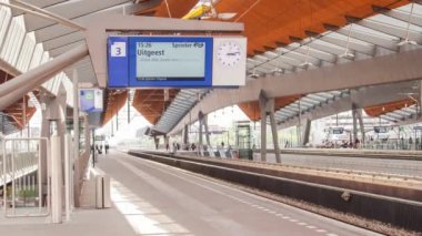 Trafik tren tren hareket. Tren istasyonu platformu. Demiryolu yol parça