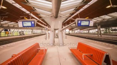 Modern demiryolu platformu. Tren istasyonundan hareket. Tren istasyonu platformu