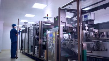 İlaç üretim makine. Fabrika işçisi denetim Medikal imalat