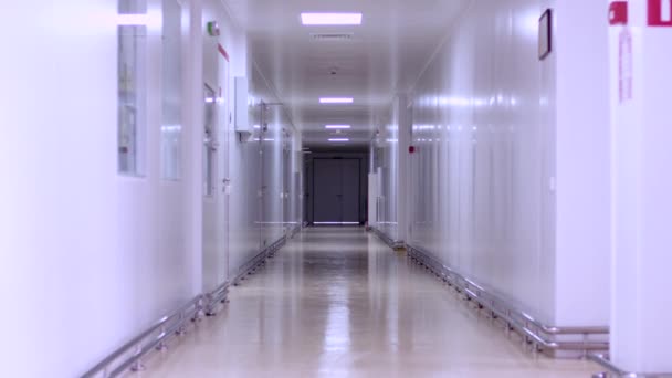 Interior vacío del pasillo del hospital. Hospital del pasillo vacío. Corredor clínico — Vídeo de stock