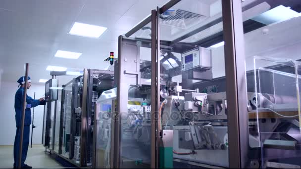 Pharmaceutical industry. Pharmaceutical worker operating pharmacy equipment — Stock Video