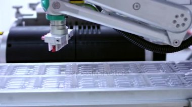 İlaç üretim hattında. Fabrikada üretim hattında tıbbi ampül