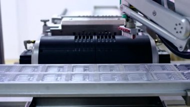 Fabrika işçisi ayarı ilaç ekipmanları. Tıbbi üretim hattı