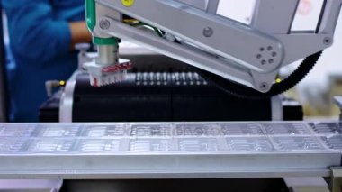 Otomatik üretim hattı. İlaç endüstrisi. Robotik Kol çalışma