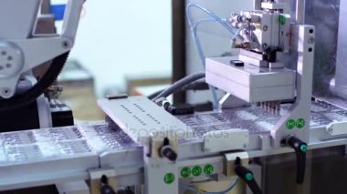 İlaç üretim hattında. Konveyör satırındaki ilaç şişeleri