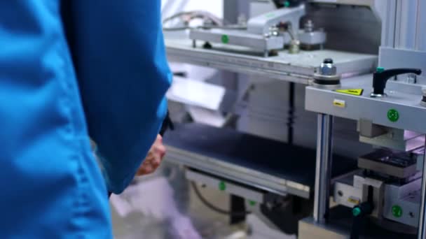 Фармацевтический работник очищает фармацевтическое оборудование с воздухом под давлением — стоковое видео