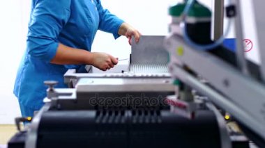 İlaç ekipmanları. Tıbbi şişe paketleme hattı ilaç Fabrikası'nda